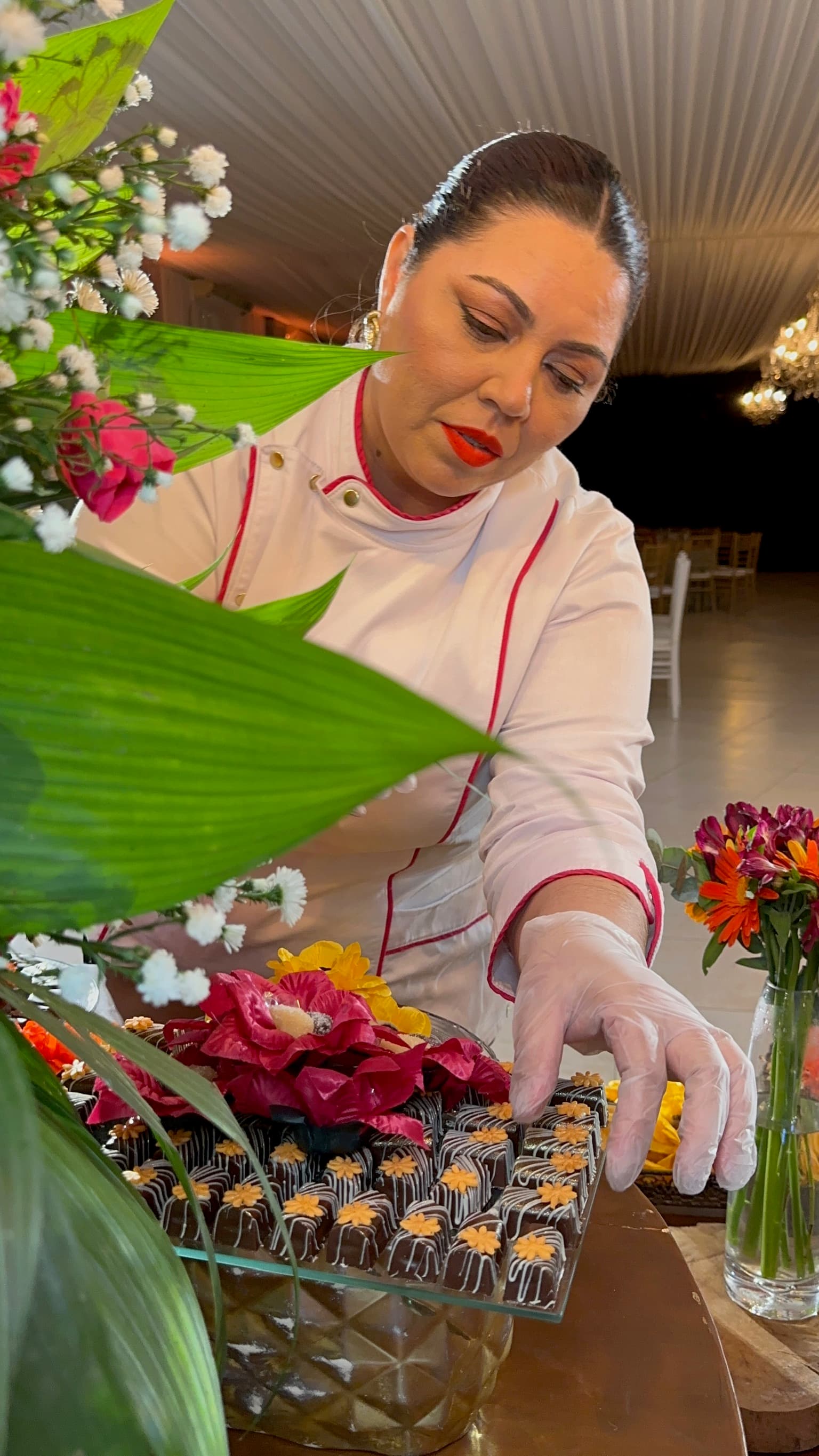 Kleriane montando mesa de doces em evento — O Método Lala