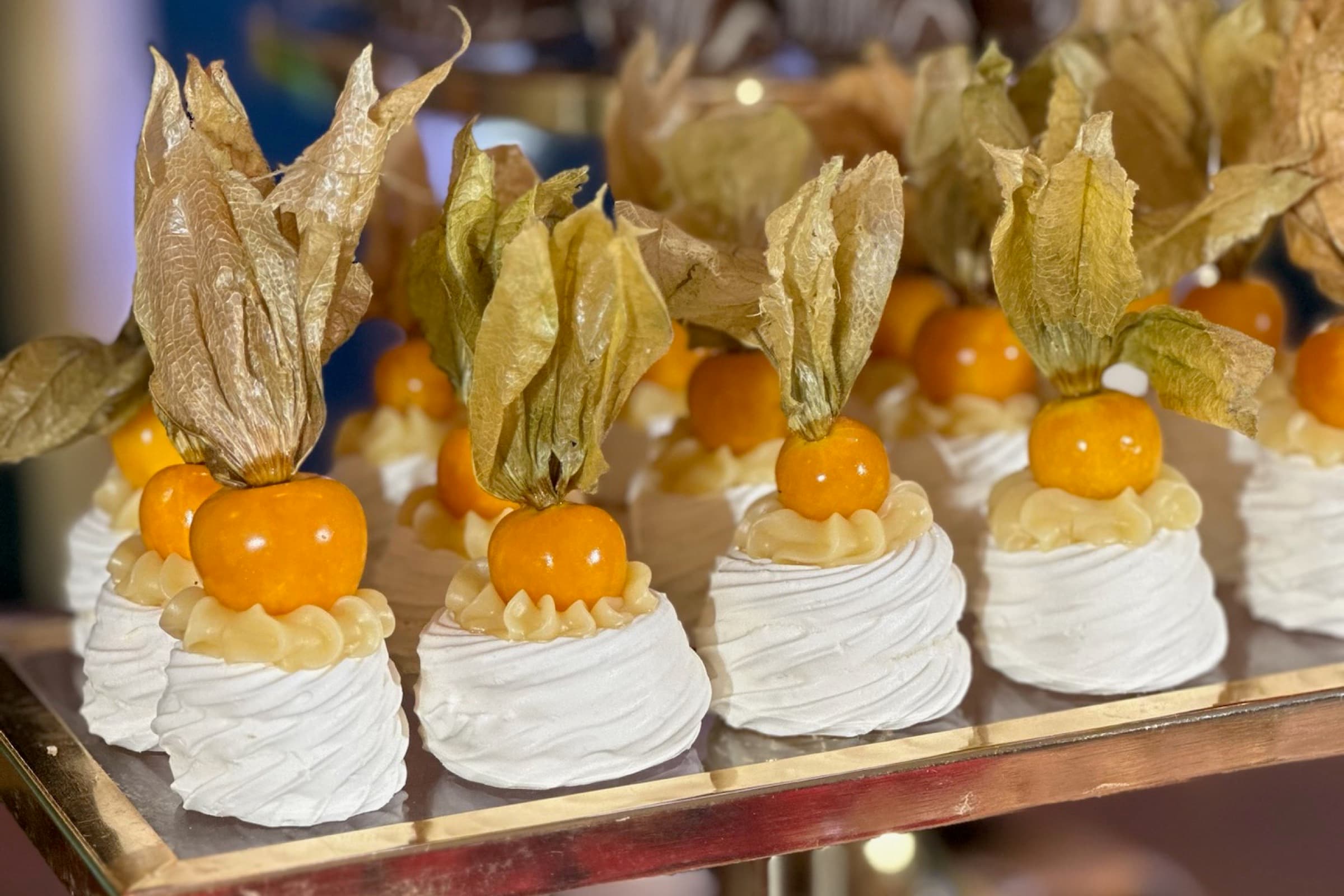 Pavlovas com physalis dourado — linha patisserie