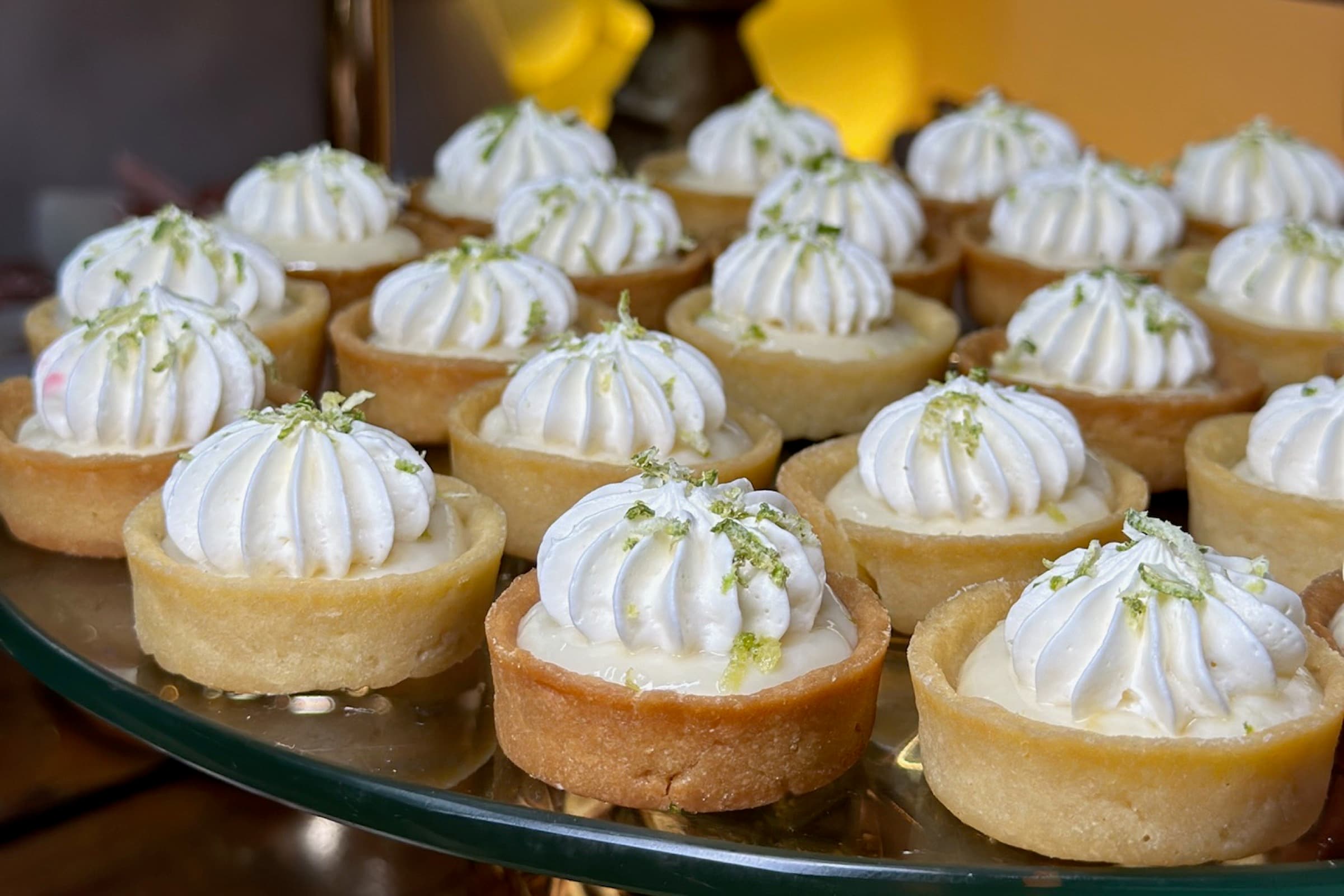 Tarteletes de limão siciliano com chantilly em expositor dourado