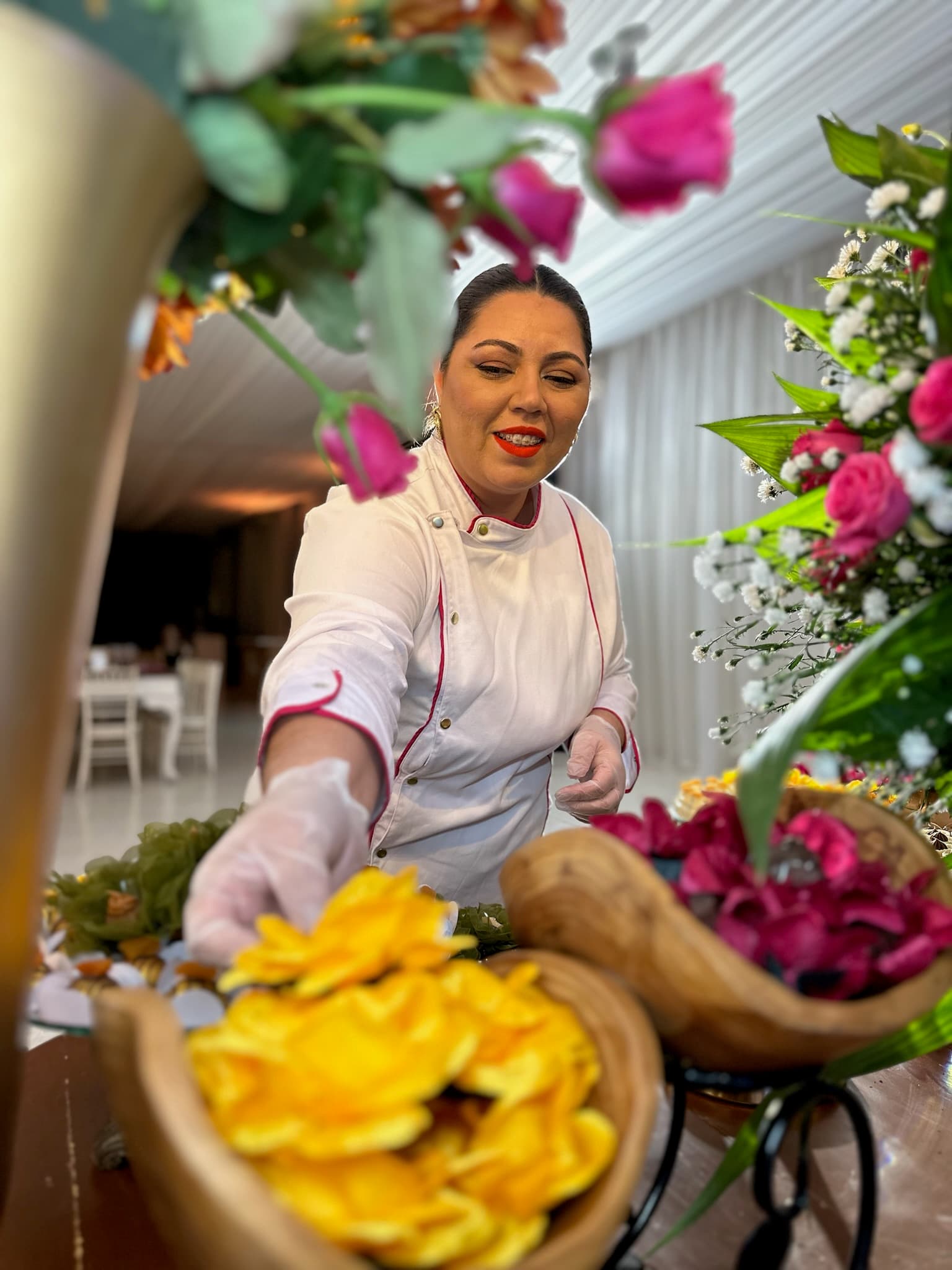 Kleriane — confeiteira e fundadora da Lala Chocolat & Pâtisserie montando mesa de evento