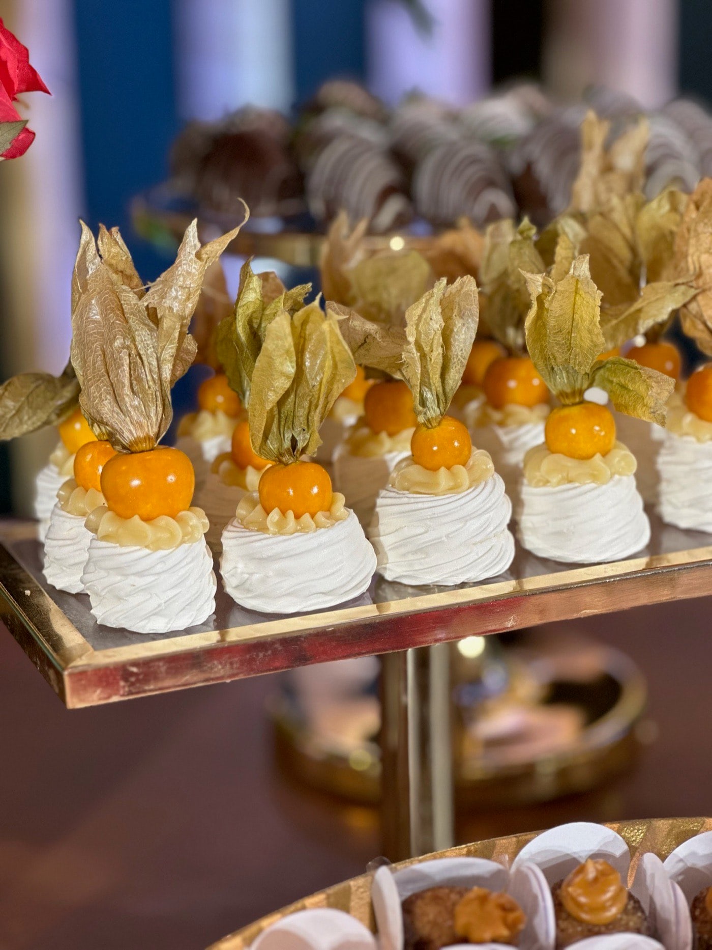 Mini pavlovas com physalis dourado — linha Patisserie da Lala
