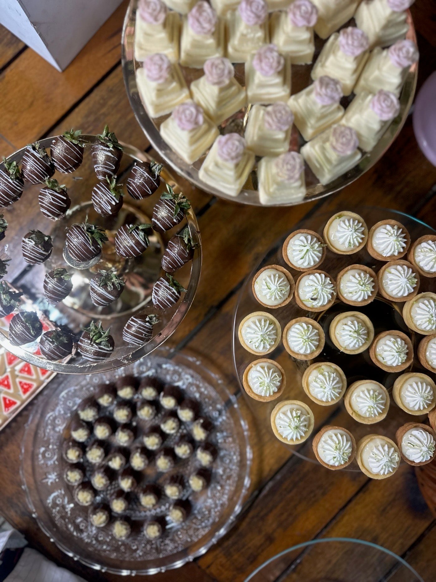 Doces finos dispostos em bandejas de vidro em altura — Torres da Lala