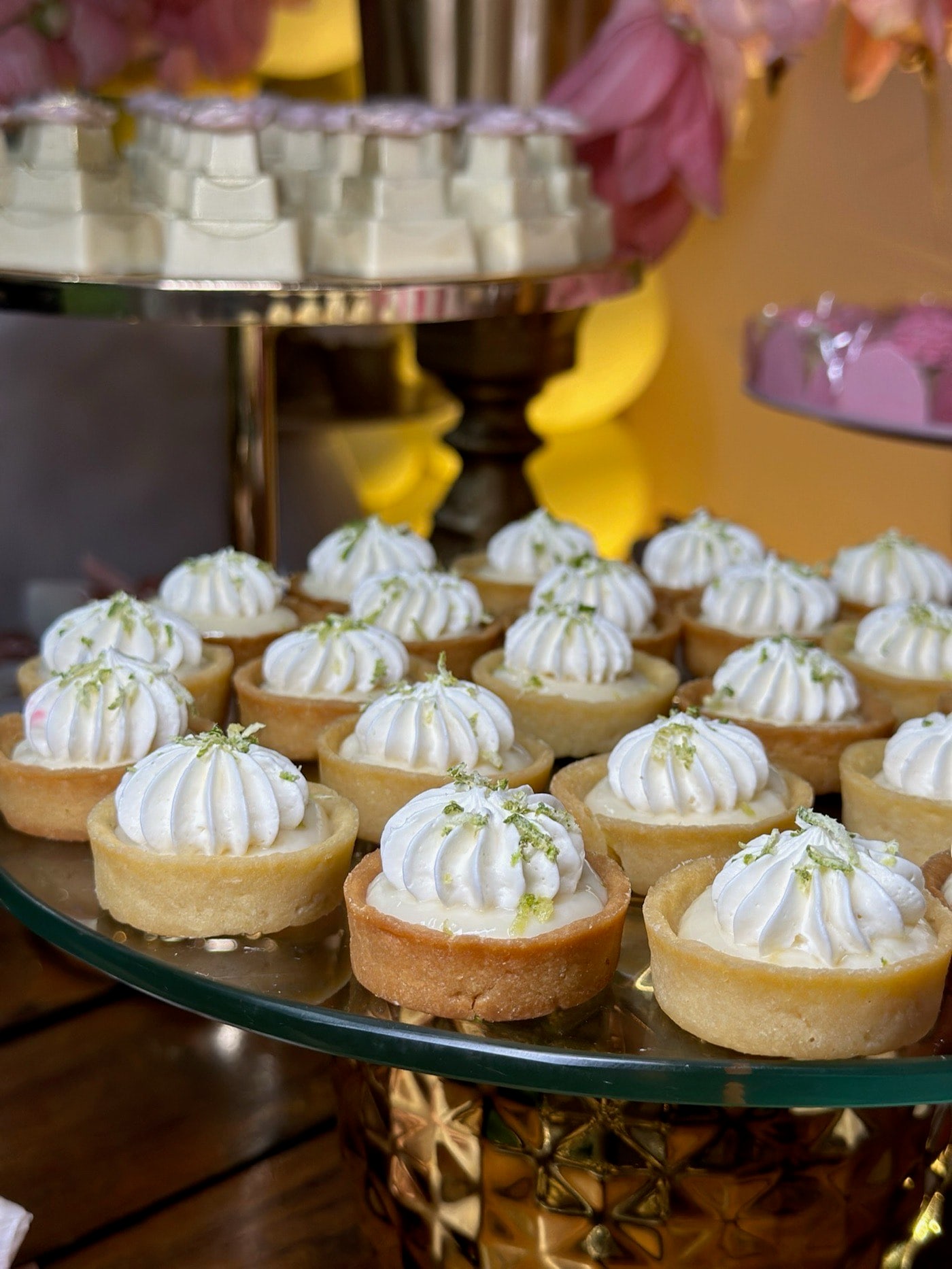 Tarteletes de limão siciliano com merengue e raspas — linha Tortas da Lala